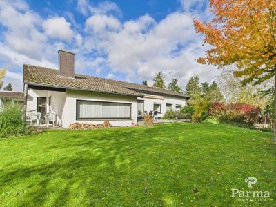 Wohnen auf einer Ebene – Lichtdurchfluteter Bungalow mit großem Garten