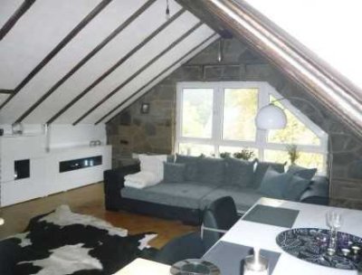 2-Zimmer-DG-Wohnung mit Panoramafenster und Einbauküche in Essen
