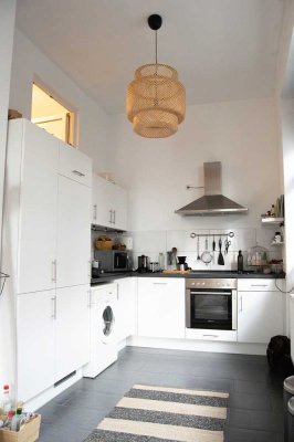 Stilvolle, geräumige 1-Zimmer-Altbau-Wohnung mit EBK, bezugsfertig, ab sofort