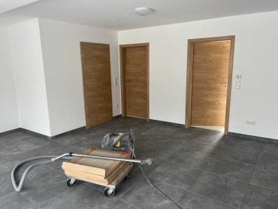 Erstbezug nach Sanierung mit Terrasse und Einbauküche: Geschmackvolle 3-Zimmer-Wohnung in Ochsenfurt