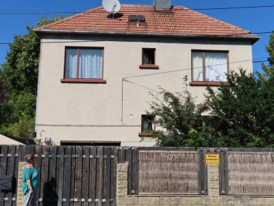 BREITENLEE, RENOVIERUNGSBEDÜRFTIGES HAUS + DACHTERRASSE + GARAGE + POOL