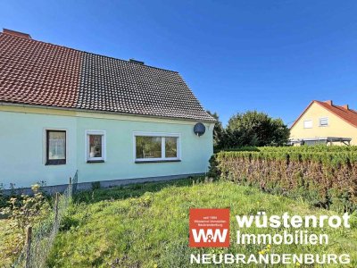 DOPPELHAUSHÄLFTE IN RUHIGER SIEDLUNG MIT NEBENGEBÄUDE + GARAGE UND GROSSEM GRUNDSTÜCK
