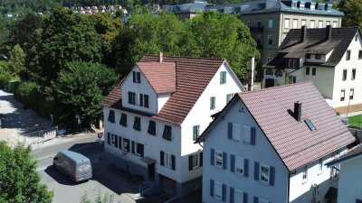 Provisionsfrei! Zentrales Mehrfamilienhaus mit 3 Wohnungen & Gewerbe
