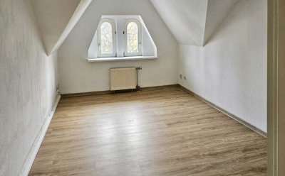 *MK IMMOBILIEN* Modernisiert! Großzügige 3-Raum-Dachgeschosswohnung in der Krämpfervorstadt!