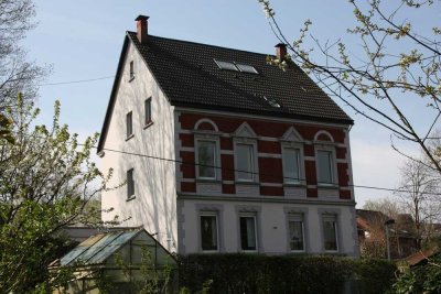 Solingen-Südstadt: Helle 3-Zimmer-Wohnung mit Parkett, Küche und Garten
