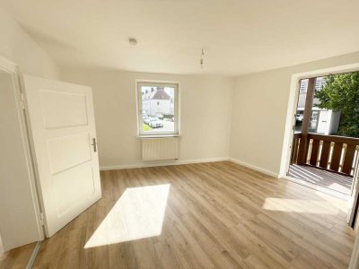 Sanierte 2-Zimmer-Hochparterre-Wohnung mit Balkon und Minigarten in Augsburg.