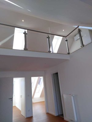 Moderne Wohnung in neu erbautem DG, zentrale Lage, 76 qm + 18 qm Empore, Klimaanlage