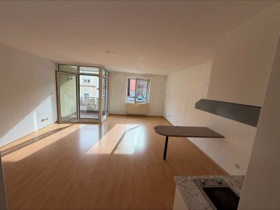 Helle Wohnung im 1. OG mit Balkon