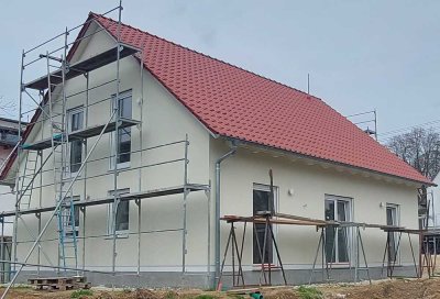 Neubau - Erstbezug! 3-Raum-Wohnung EG in Welden in massivem Zweifamilienhaus im Grünen zu vermieten