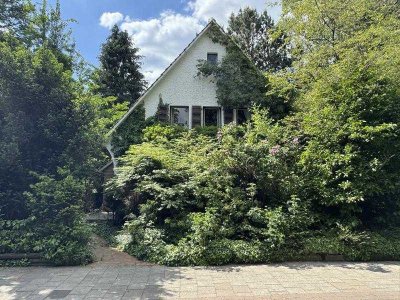 Dornröschen möchte wachgeküsst werden! Einfamilienhaus mit schönem Grundstück im Inselviertel!