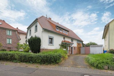 Sanierungsbedürftiges Wohnhaus mit Charme und großem Grundstück