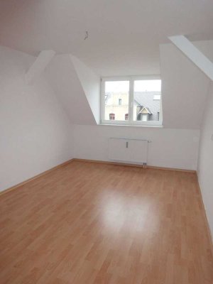 EBK `***  mit Laminat im DG / großer Balkon !!!