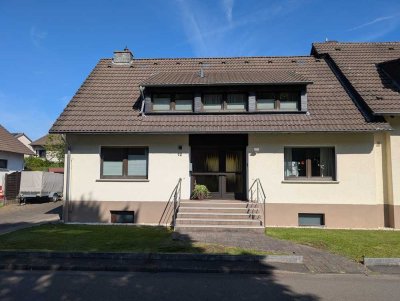 Großes Haus mit Doppelgarage und schönem Garten
