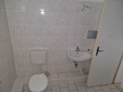 Renditeobjekt mit Charme: Renovierungsbedürftige 2-Zimmer-Wohnung