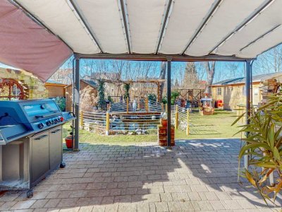 Stilvolles Wohnen in ruhiger Lage – Einfamilienhaus mit Koiteich und überdachter Terrasse