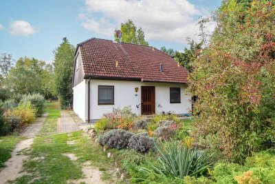 Charmantes Einfamilienhaus mit großem Grundstück und separatem Bungalow in Angern
