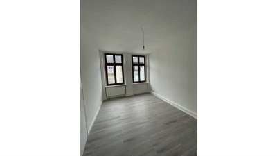 Viel Platz zum Wohnen: Frisch renovierte 4-Zimmer-Wohnung mit 104 m² – sofort bezugsfrei