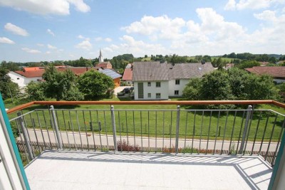 Schicke Dachstudiowohnung mit Kaminofen, Einbauküche und zwei Balkonen.