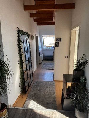 Lichtdurchflutete Dachgeschosswohnung
650 € Kaltmiete - ca. 75 m² - ca. 2.5 Zi.