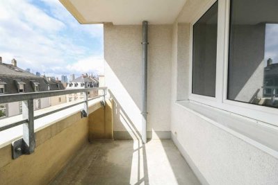 Ihr neues Zuhause: Lichtdurchflutete 4-Zimmer-Wohnung mit Balkon und neuer Einbauküche