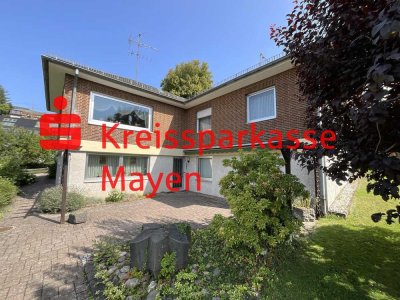 Winkelbungalow mit Einliegerwohnung und Doppelgarage in toller Lage.