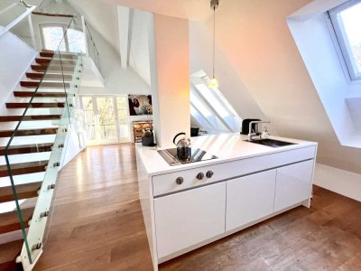 Wohnen auf höchstem Niveau! Exklusiv möblierte 2 Zi.- Dachgeschoss Maisonettewhg. mit Loft Charakter