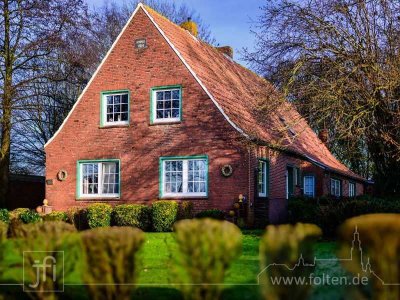 7 Zimmer, 2 Küchen: Großzügiges Wohnhaus im Warftdorf Midlum