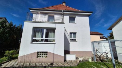2 Häuser mit 2 Einbauküchen, Garagen und Garten in beliebter Wohnlage