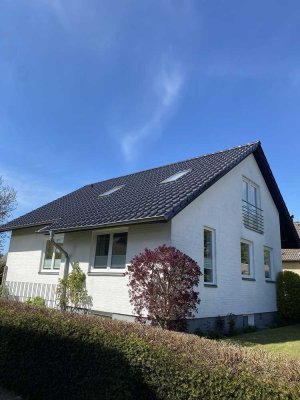 Freistehendes Einfamilienhaus mit Garten und Garage