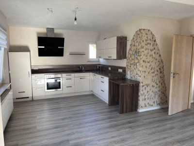 Geräumige 4-Zimmer Maisonette-Wohnung mit Balkon in Grafschaft