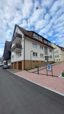 Sanierte DG-Wohnung, zentral und doch ruhig gelegen