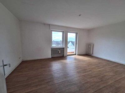 Große helle 5 Zimmer Wohnung mit Balkon ab sofort