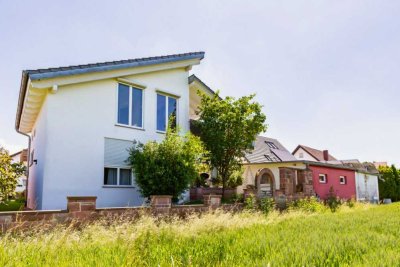 Mehrgenerationenhaus mit Auszeichnung – Stilvoll saniert & sonnig gelegen!