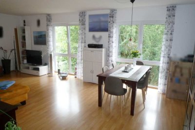 Moderne sehr schöne 3 ZKB mit großem Balkon und Blick ins Grüne