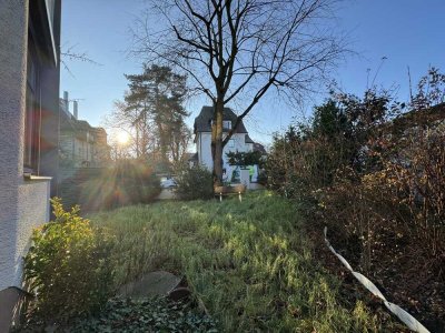 Besondere 2-Zimmer-Residenz mit lichtdurchfluteten Räumen und weitläufigem Garten