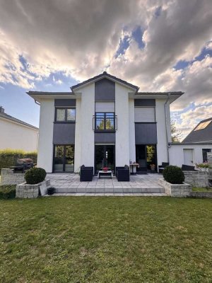 Exklusive Neubauvilla mit lichtdurchflutetem Entrée, Kamin & sonnigem Gartenidyll