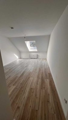 Erstbezug nach Komplettsanierung: 4-Zimmer-Dachgeschosswohnung mit geh. Innenausstattung