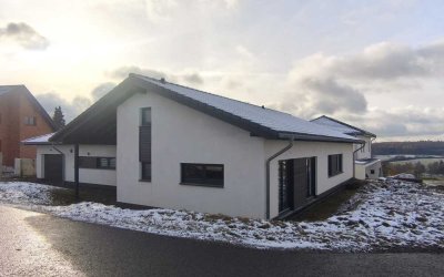 Modernes Wohnen auf einer Ebene – neuwertiger Bungalow mit Weitblick