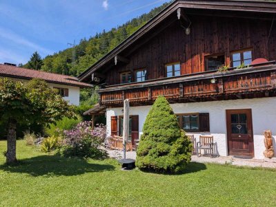 Haushälfte mit Hüttenfeeling am Walchensee: Sauna, Whirlpool, Kachelofen und 4 Gehminuten zum See