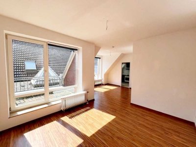 "Frisch renovierte 1-Zimmer-Dachgeschosswohnung mit EBK und Balkon zu vermieten"