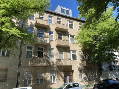 Ihr neues Zuhause in Britz: 2-Zimmer-Altbauwohnung mit Balkon und Dielen