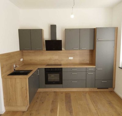 Neuwertige 2-Zimmer-Erdgeschosswohnung mit EBK, Terrasse und Stellplatz