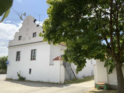 Mächtige Schlossanlage mit 14 Wohneinheiten zwischen Landshut und Dingolfing.
