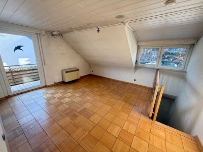 Renovierungsbedürftige 3-Zi.-DG-Whg. mit Balkon * Garage + Stpl. * Gartenanteil * Top Wohnlage *