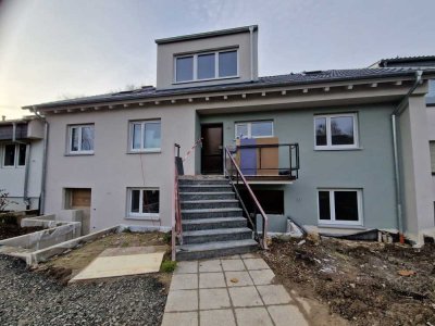 Lichtdurchflutete Dachgeschosswohnung mit zwei großen Zimmern und Dachterrasse