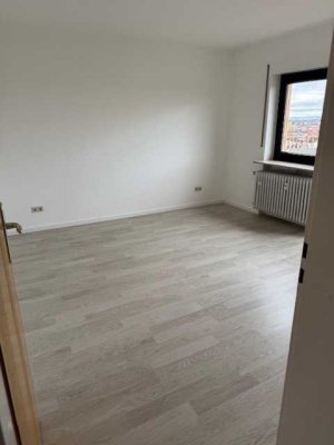 Helle 4-Zimmer Penthouse-Wohnung mit Balkon in Oftersheim