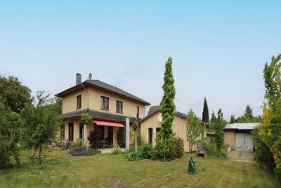 Sofort wohlfühlen: 9-Zi.-EFH mit zusätzlichem Bungalow und Pkw-Garage im ruhigen Fürstenwalde/Spree