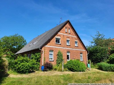 Schönes Bauernhaus mit großem Garten