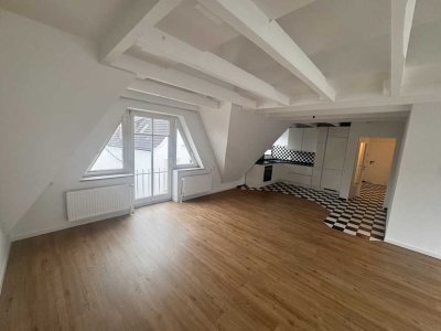 Schöne renovierte Dachgeschosswohnung mit Tiefgarage in zentraler Lage!