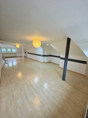 Mitten im beliebten Bismarckviertel: Gepflegte 1,5-Zimmer-Maisonette-Wohnung
